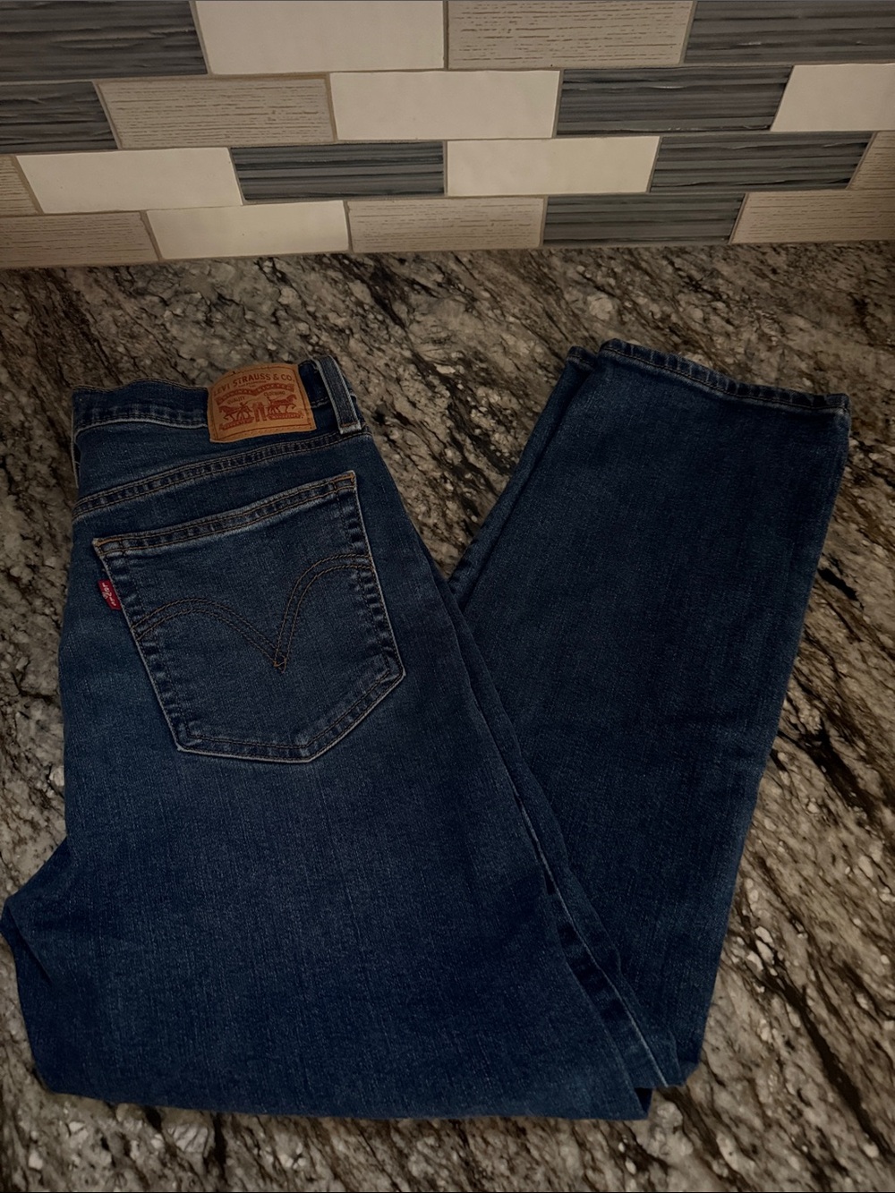 Levi's Women's Dark Blue to Medium Wash Cropped Capri Jeans sz 30